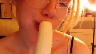Babyheavanian – Retro girl eating banana
