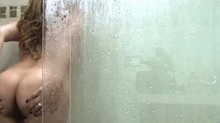 Cô nàng diva nóng bỏng khám phá những thú vui trần tục